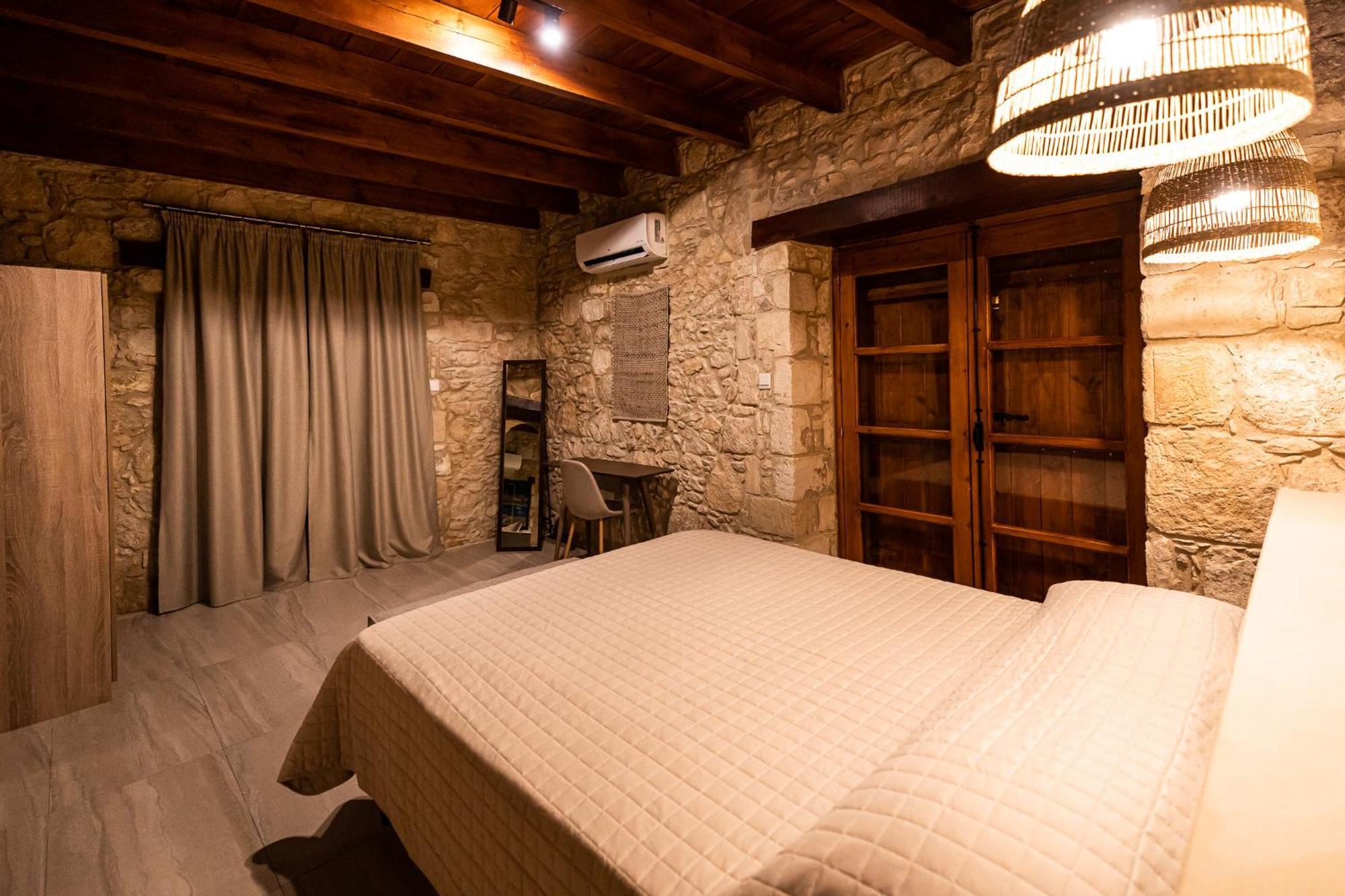 Harma Traditional Boutique Suites Paphos Værelse billede