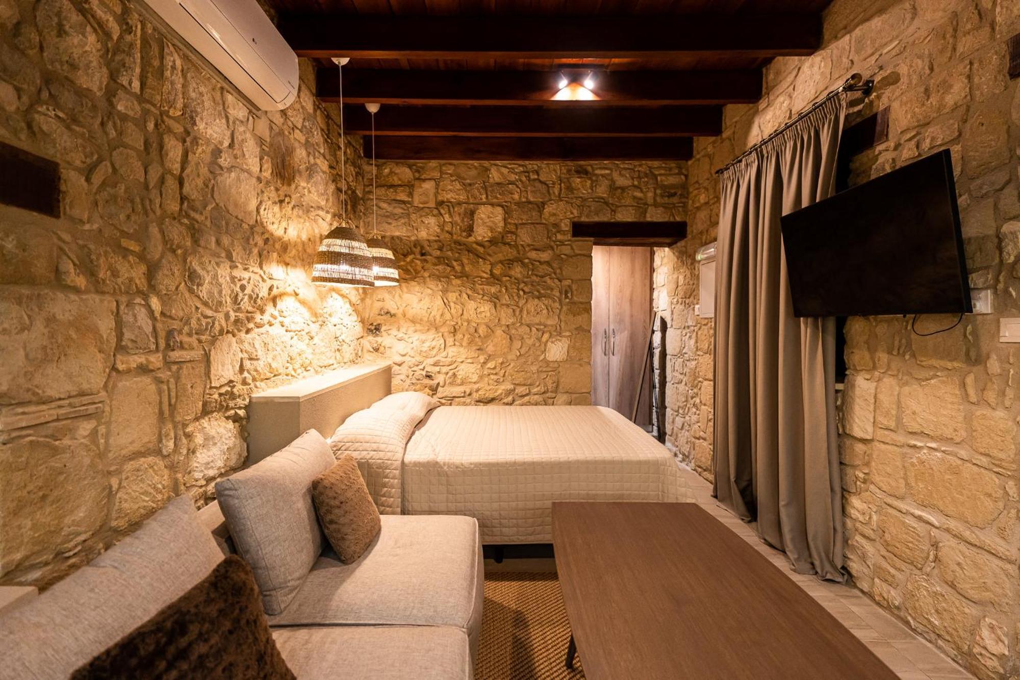 Harma Traditional Boutique Suites Paphos Værelse billede