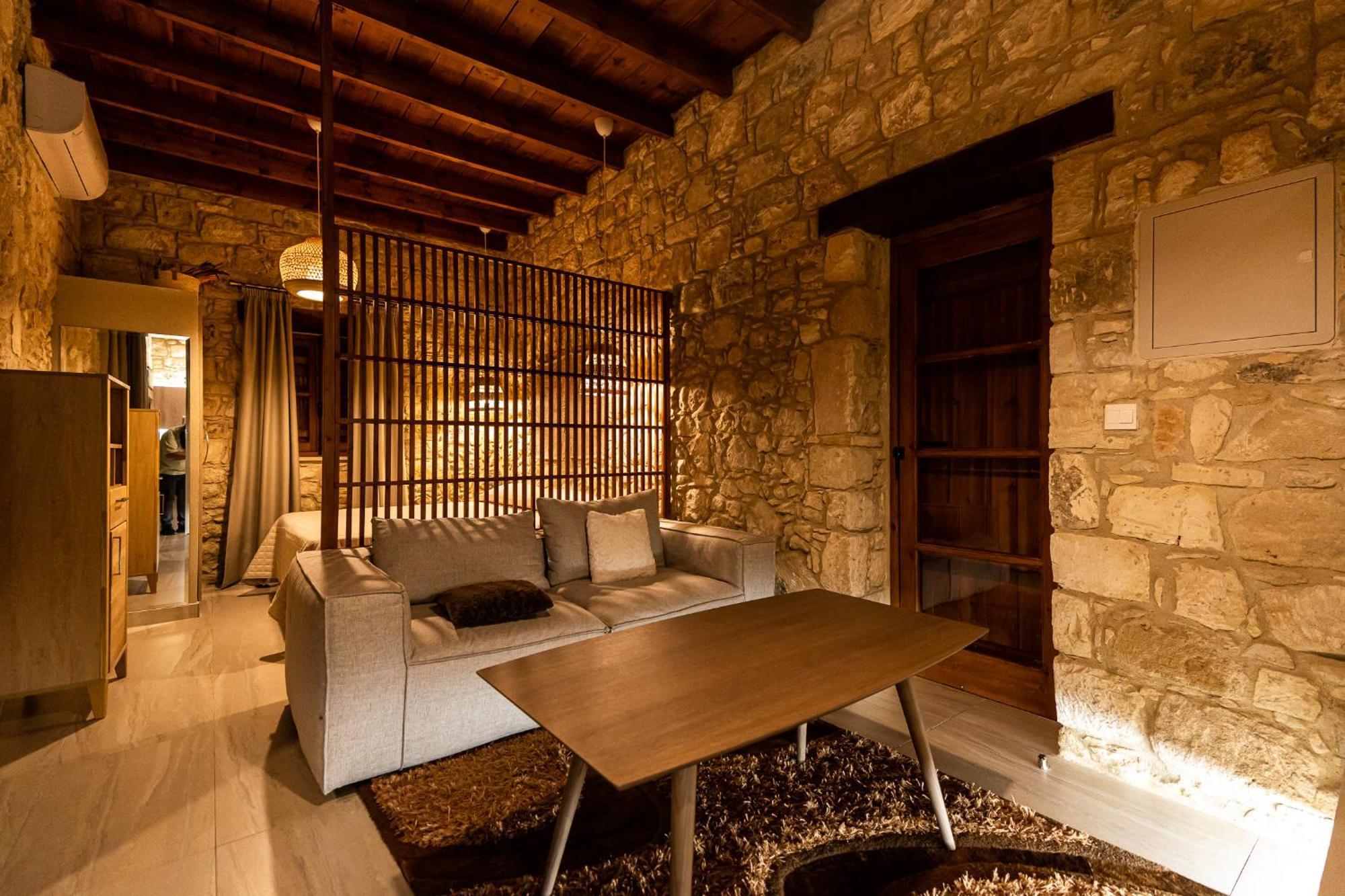 Harma Traditional Boutique Suites Paphos Værelse billede