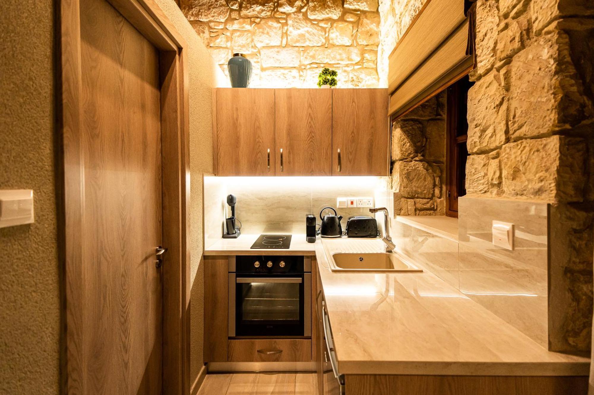 Harma Traditional Boutique Suites Paphos Værelse billede